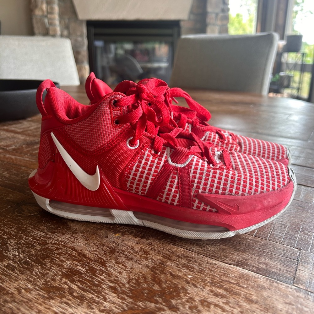 Nike Lebron Witness 7- W 6.5 M 5.5